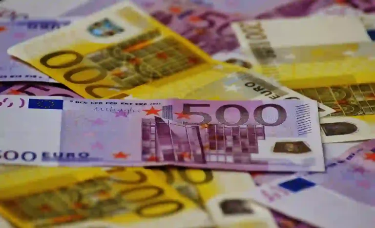 Contratto scuola arretrati 2026 docenti 855 euro ATA 633 euro pagamento luglio NoiPA