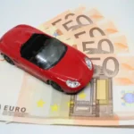costo assicurazione auto campania 2026 automobilista che consulta i nuovi prezzi della polizza rc auto su un dispositivo digitale in una città campana Ultima Ora Notizia Finanza News Economia oggi Notizie