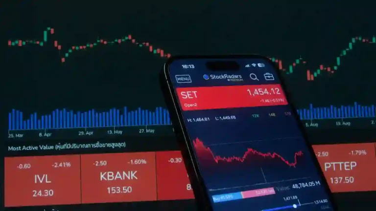 miglior conto trading valutato da investitore davanti al laptop in fase di scelta